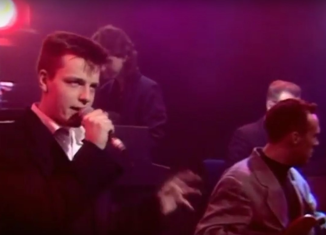 Madness Graham McPherson Suggs Mark Bedders Bedford The Whistle Test BBC 1985 TV Old Grey Buring the Boats Time